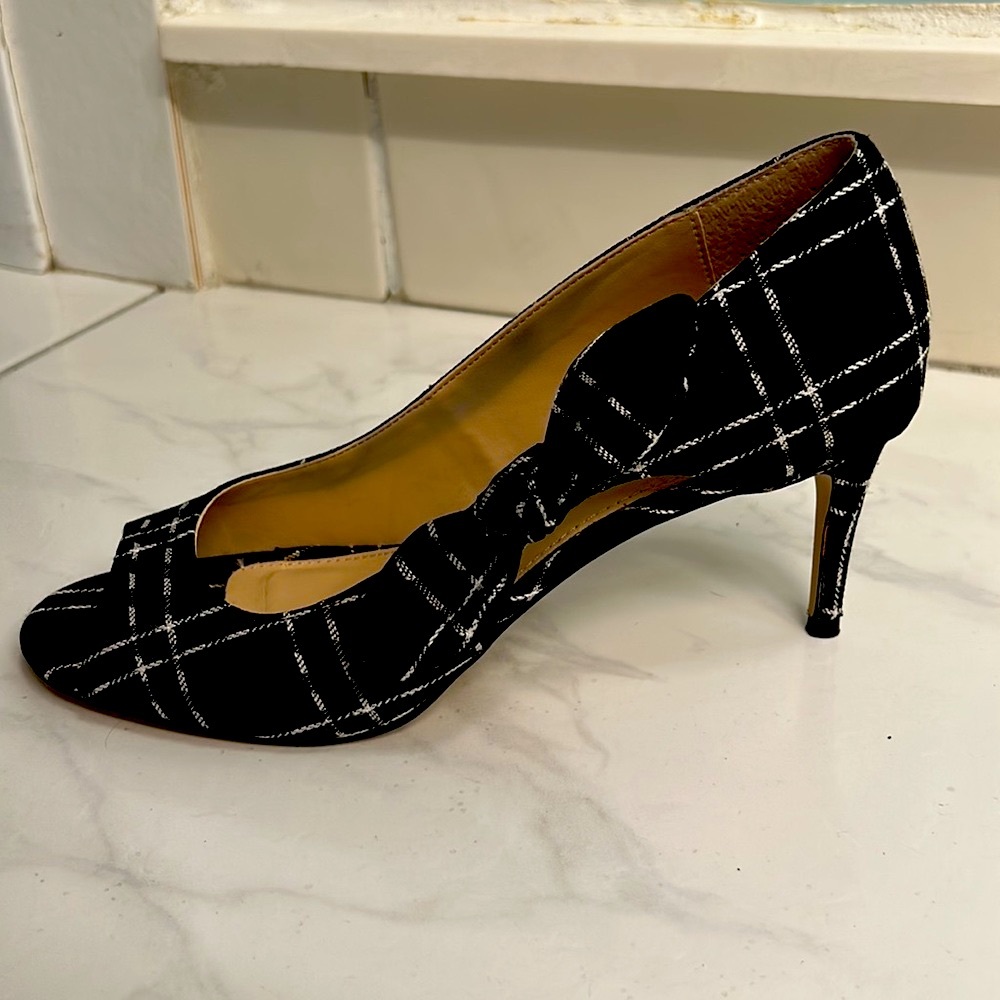Peep toe heels, black & white, size 8 1/2
